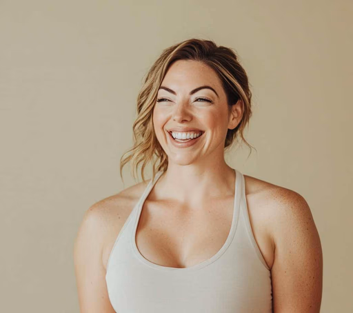Portrait d’une femme souriante en tenue claire